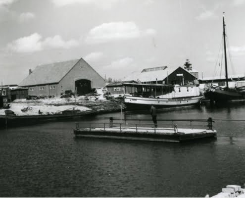 Pont over Urkervaart met op de achtergrond de Houthandel Emmeloord 1949