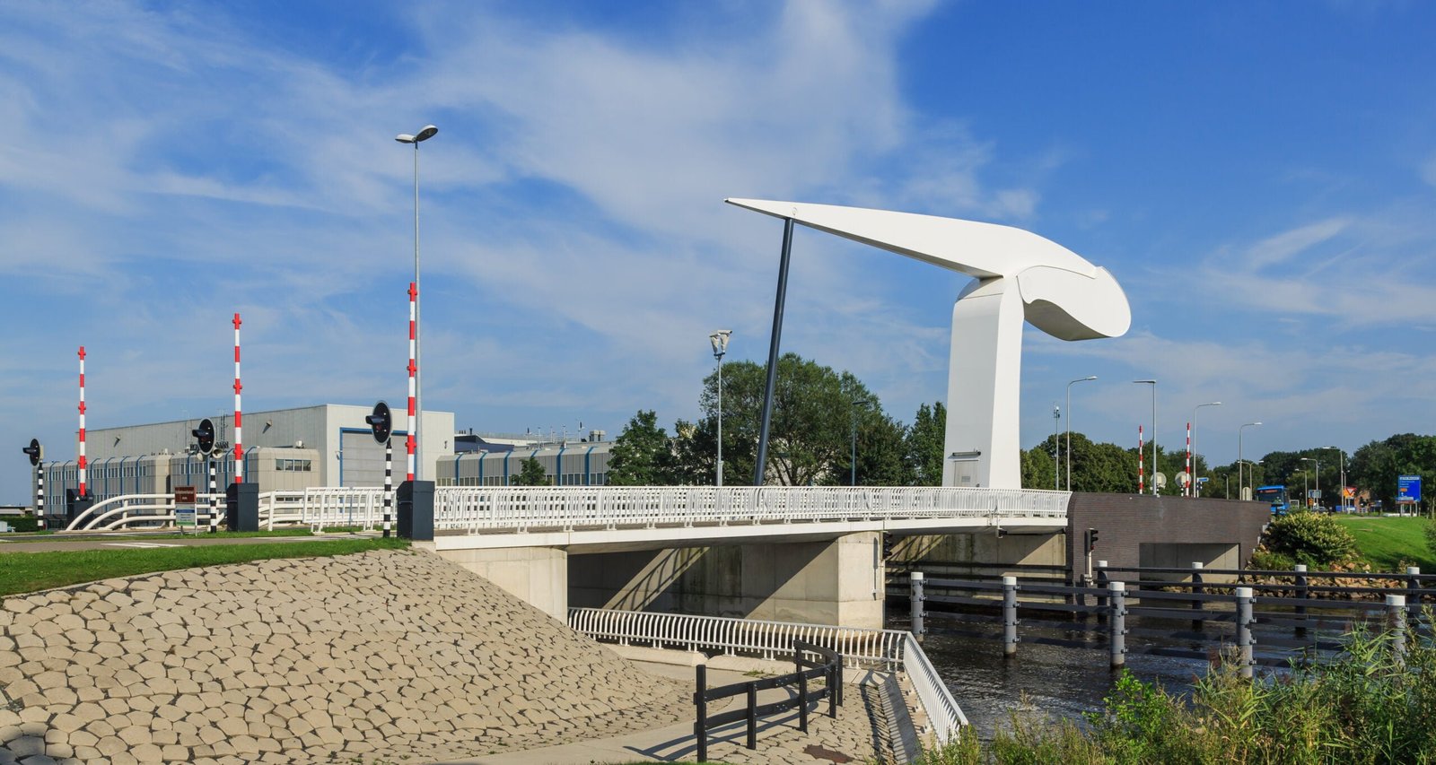 Vollenhove_Netherlands_Bridge-over-Vollenhoverkanaal-03