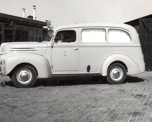 ziekenauto-van-Ziekenhuis-Vollenhove-ca1942-.jpg