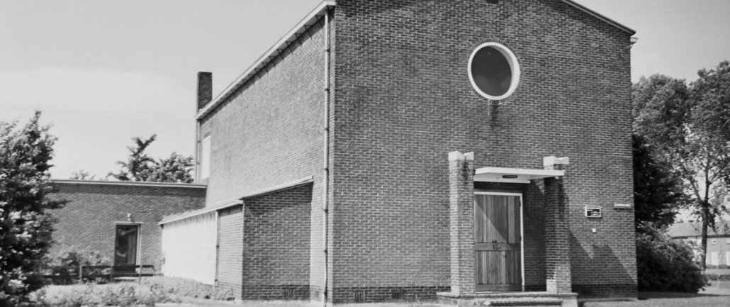 00044_Emmeloord_vm._Chr._Geref._Kerk_Het_Baken_1952_bg.2008_Zuiderkade_7_Fr._foto._Andre_van_Dijk_Veenendaal. 1500x630
