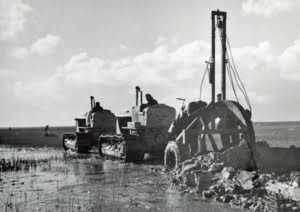 Greppelploeg prototype. Deze werd nog bediend met lieren In de Noordoostpolder Getrokken door 2 Caterpillar Rupstrekkers