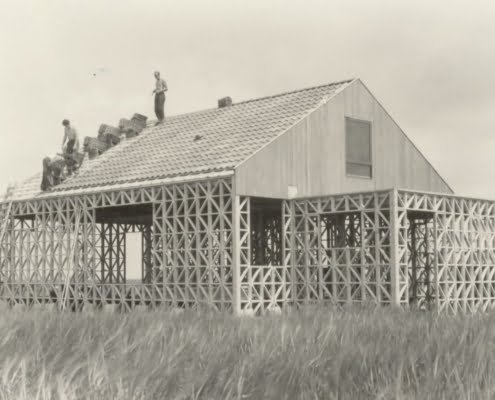 Bouw Fracon woning op kavel J 133. Dakvlak westzijde wordt afgedekt 1958