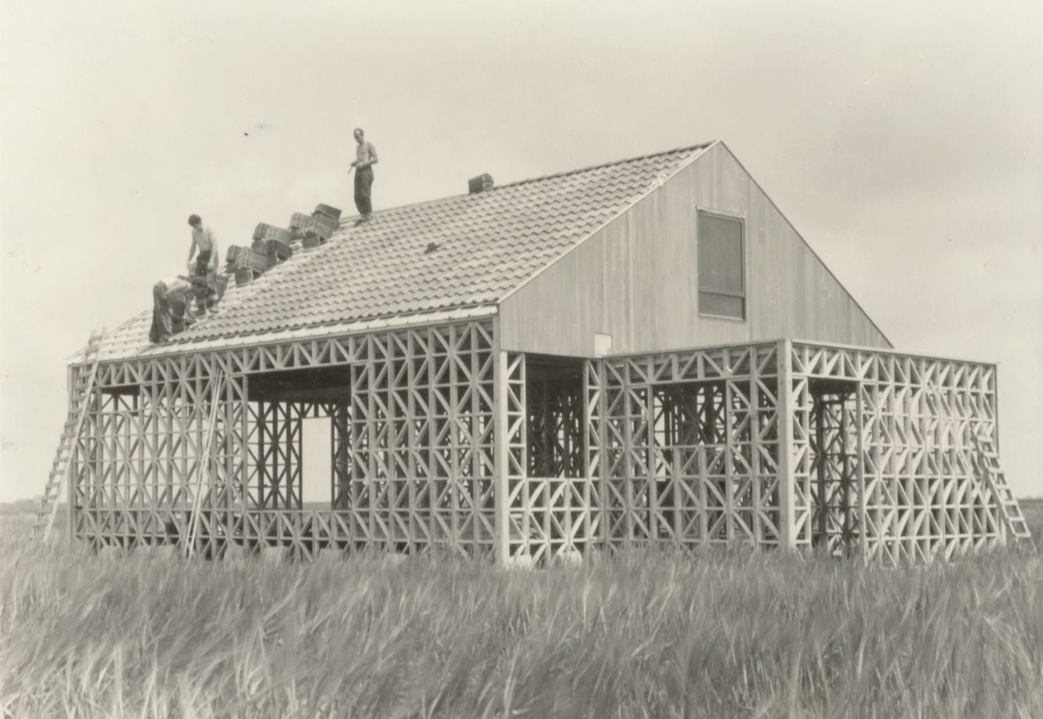 Bouw Fracon woning op kavel J 133. Dakvlak westzijde wordt afgedekt 1958