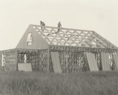 Bouw Fracon woning op kavel J 133. Spanten en gordingen gesteld. De topgevels zijn aangebracht 1958