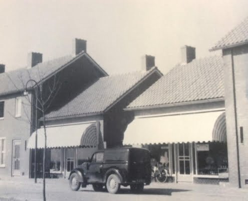 marknesse - Zuivel-winkel-van-Schreur-en-rechts-de-winkel-van-Van-Schoot-Marknesse.jpg