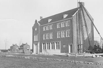 Banken - De-Cooperatieve-Boerenleenbank-aan-De-Deel-in-aanbouw-1952.jpg