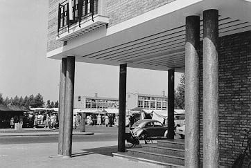 Banken - Doorkijkje-op-De-Deel-onder-de-luifel-van-de-Landbouwbank-hoek-Beursstraat-Lange-Dreef-1959.jpg