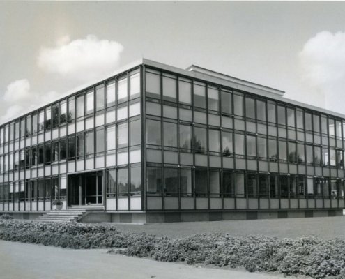 Hoofdingang met op de achtergrond de gebouwen van het landbouwhuis en de keuringsdienst Noordoostpolder