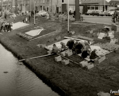 bloemmozaieken langs de gracht in Emmeloord