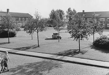Harmen-Visserplein - Het-Harmen-Visserplein-met-tijdelijke-kantoren-1954.jpg