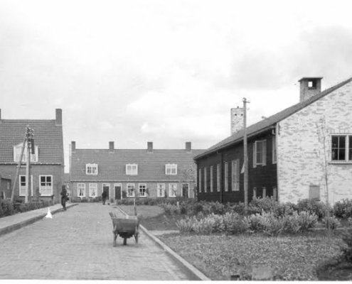 Straatje achter het dorpshuis te Emmeloord thans-Muurstraat