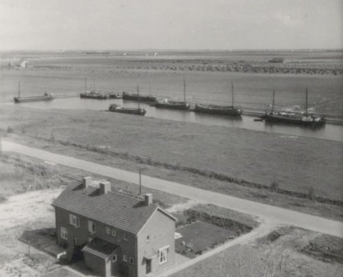 Kijkje in de polder vanaf de graansilo op het industrieterrein. Op de voorgrond een van de insteekhavens 1951