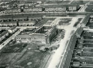 De in aanbouw zijnde Gereformeerde Kerk aan de Cornelis Dirkszstraat 1955