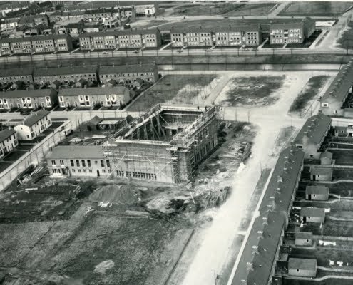 De in aanbouw zijnde Gereformeerde Kerk aan de Cornelis Dirkszstraat 1955