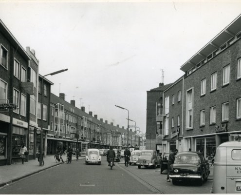 Winkelstraat de Lange Nering te Emmeloord april 1964