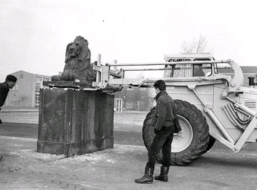 Leeuwen - Verwijdering-van-de-leeuwen-op-de-Deel-1964.jpg
