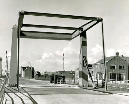 Nagelerstraat-weg - Nagelerweg-brug-Urkervaart-Nagelerstraat-met-uitzicht-op-de-hervormde-kerk-1953.jpg