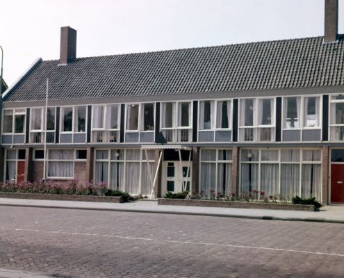 BVIJ-pand-1965-Onder-het-kantoor-gedeelte-links-boven-Fam-Westerhuis-rechts-boven-Fam-Doff