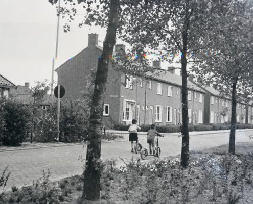 De-Distelstraat-met-op-de-voorgrond-het-gebouw-van-de-Middenstandsbank.jpg