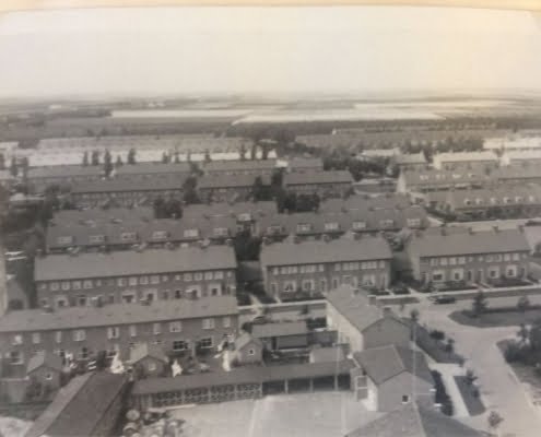 Meidoornstraat-vanaf-de-toren-RK-kerk-je-kijkt-op-het-plein-achter-het-postkantoor-1955.jpg