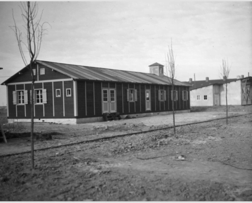 Voormalige-Nederlands-Hervormde-Kerk-met-op-de-achtergrond-de-Koningin-Julianaschool-1946.png