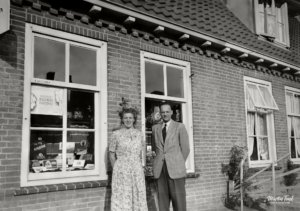 De familie Sluiter opent eerste sigarenwinkel in de Rietstraat in Emmeloord