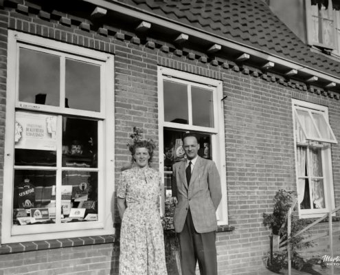 De familie Sluiter opent eerste sigarenwinkel in de Rietstraat in Emmeloord