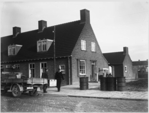 Rietstraat - Een-winkel-in-de-hoofdplaats-van-de-Noordoostpolder-1946.png