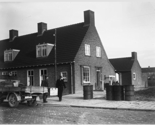 Rietstraat - Een-winkel-in-de-hoofdplaats-van-de-Noordoostpolder-1946.png