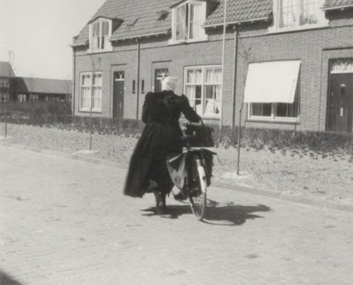 De Rietstraat met een Walcherse boerin 1950