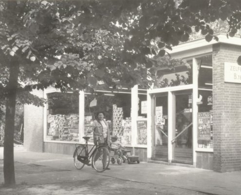 Winkel op de hoek Moerasandijviestraat Rietstraat een van de eerste winkels 1968