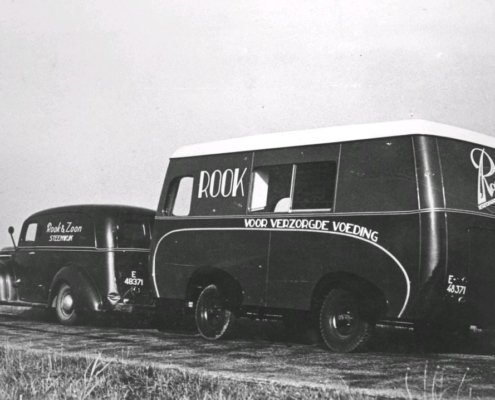 Rook - Dit-is-een-van-de-rijdende-winkels-van-de-Fa-Rook-uit-Steenwijk-die-boodschappen-bezorgde-in-Marknesse-ca-1947.jpg