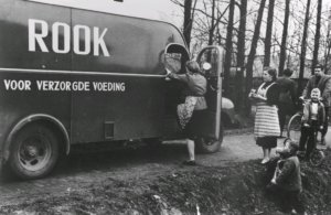 Rook - Rijdende-winkel-van-Levensmiddelenbedrijf-Rook.-De-wagen-werd-bemand-met-een-chauffeur-en-een-verkoopster.jpg