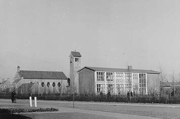 Emelwerda - De-christelijke-u.l.o.-school-met-op-de-achtergrond-de-Nederlands-hervormde-kerk-1.jpg