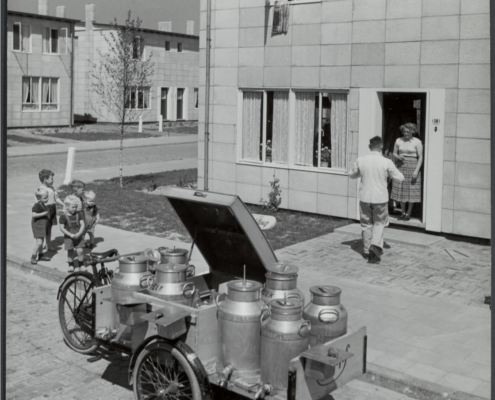 Vogelwijk - Melkboer-bij-een-Airy-woning-in-de-Vogelbuurt-De-melkbussen-zijn-van-zuivelfabriek-Lyempf-uit-Kampen-1952.png