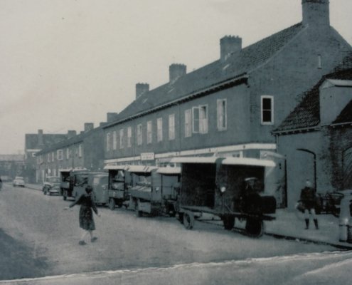 Zeeaster straat eind jaren 50. De groente wagens van de firma Dijkstra